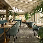 Отель Carlton Oasis